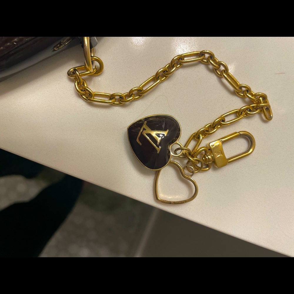 LOUIS VUITTON
Vernis Heart Coin Purse - Picture 3 of 8